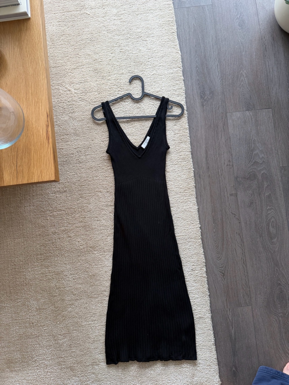 Babaton Black Ribbed V-Neck Midi Dress